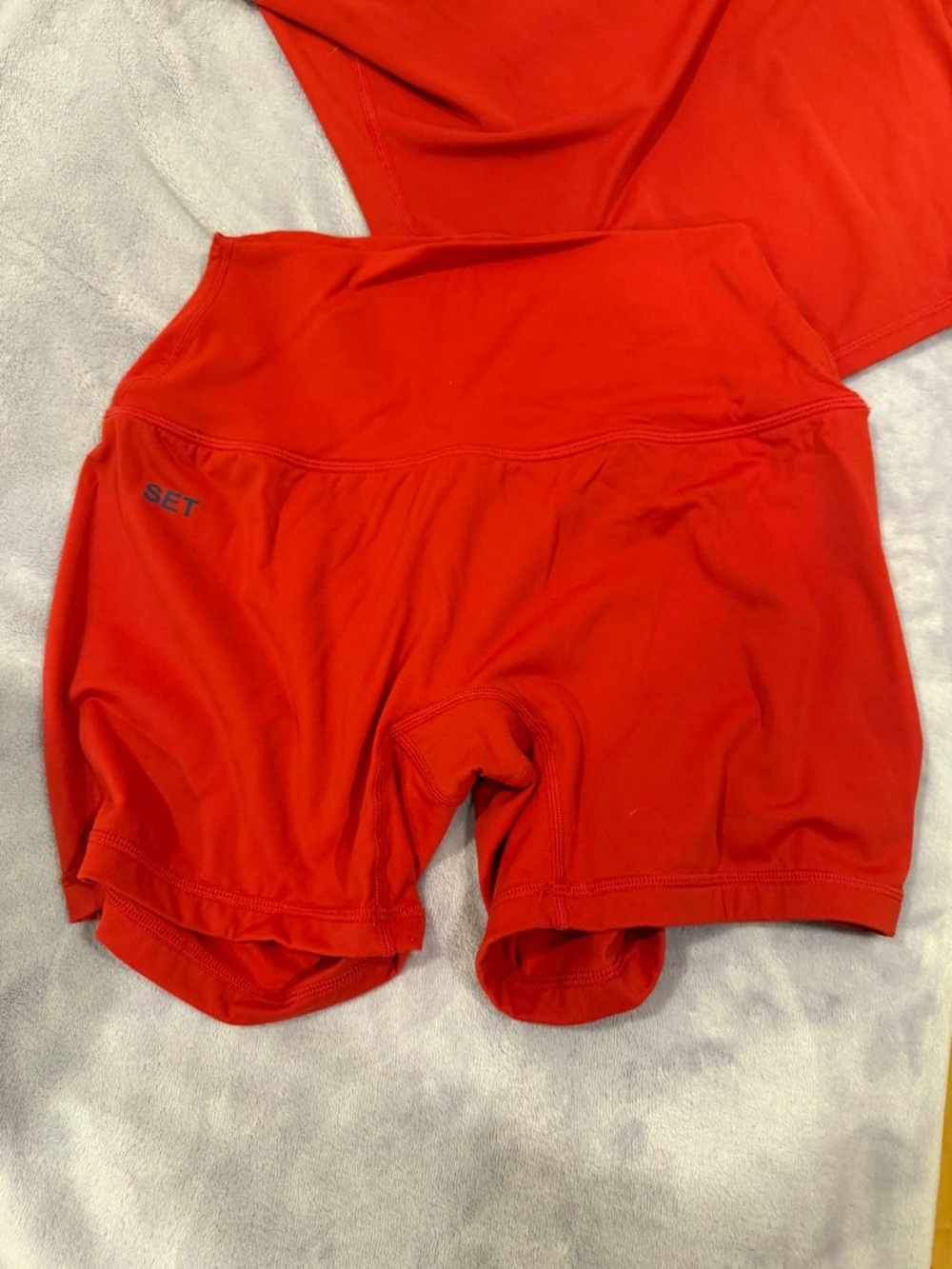 Red Set Active Set Size Medium - Picture 4 of 6